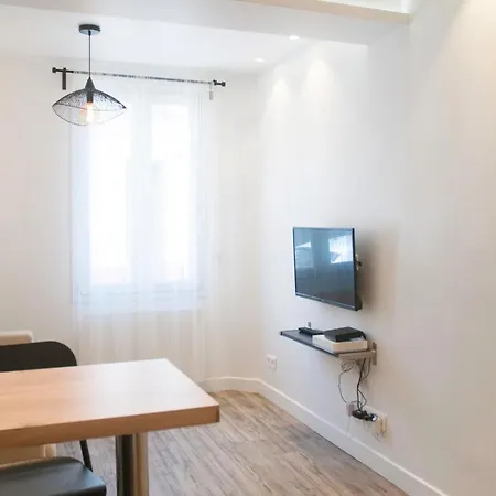 Comfortable And Bright Studio In Vanves Apartment *